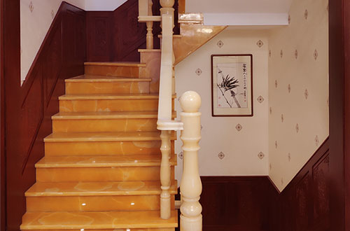 南澳中式别墅室内汉白玉石楼梯的定制安装装饰效果